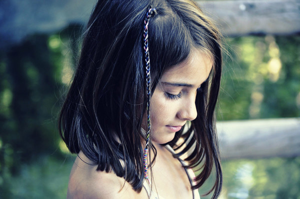 俯き加減の女の子