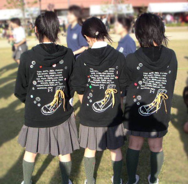 手作りのクラスオリジナルパーカー